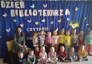 Dzieci z grupy Krasnale podczas Dnia Bibliotekarza